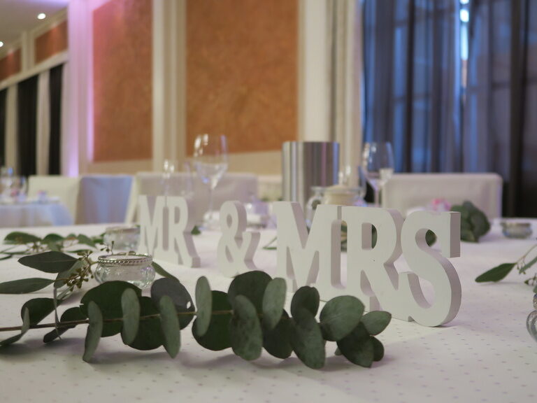 Frau im Bademantel sitzt in einer durchsichtigen Hängekugel im Hallenbad des 4 Sterne Erwachsenenhotel Hüttenhof in Niederbayern Frau im Bademantel sitzt in einer Hängekugel im Hallenbad des 4 Sterne Luxushotel Hüttenhof im Bayerischen Wald